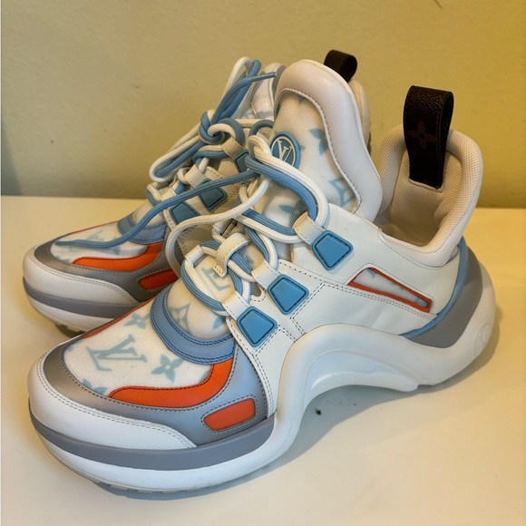 New worn once inside the house for filming authentic LIMITED EDITION - Picture 3 of 3